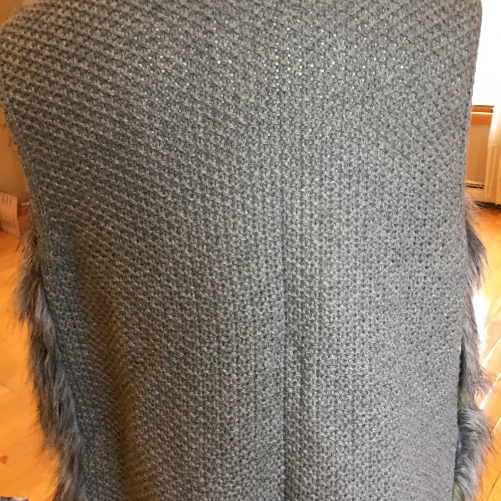 Faux fur grey vest - Picture 5 of 13